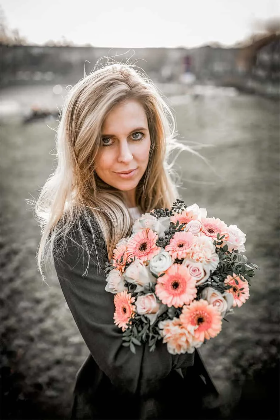 Künstlerisches Portrait mit Blumen und ruhiger Komposition
