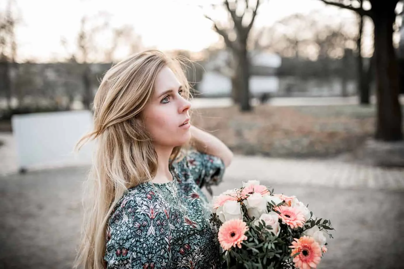 Florales Editorialbild mit künstlerischer Gestaltung