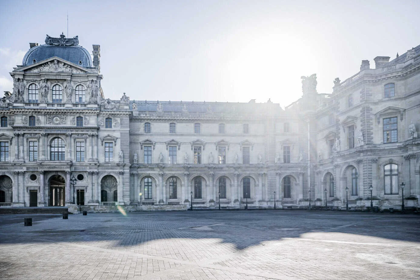 Innenhof des Louvre in Paris im Gegenlicht