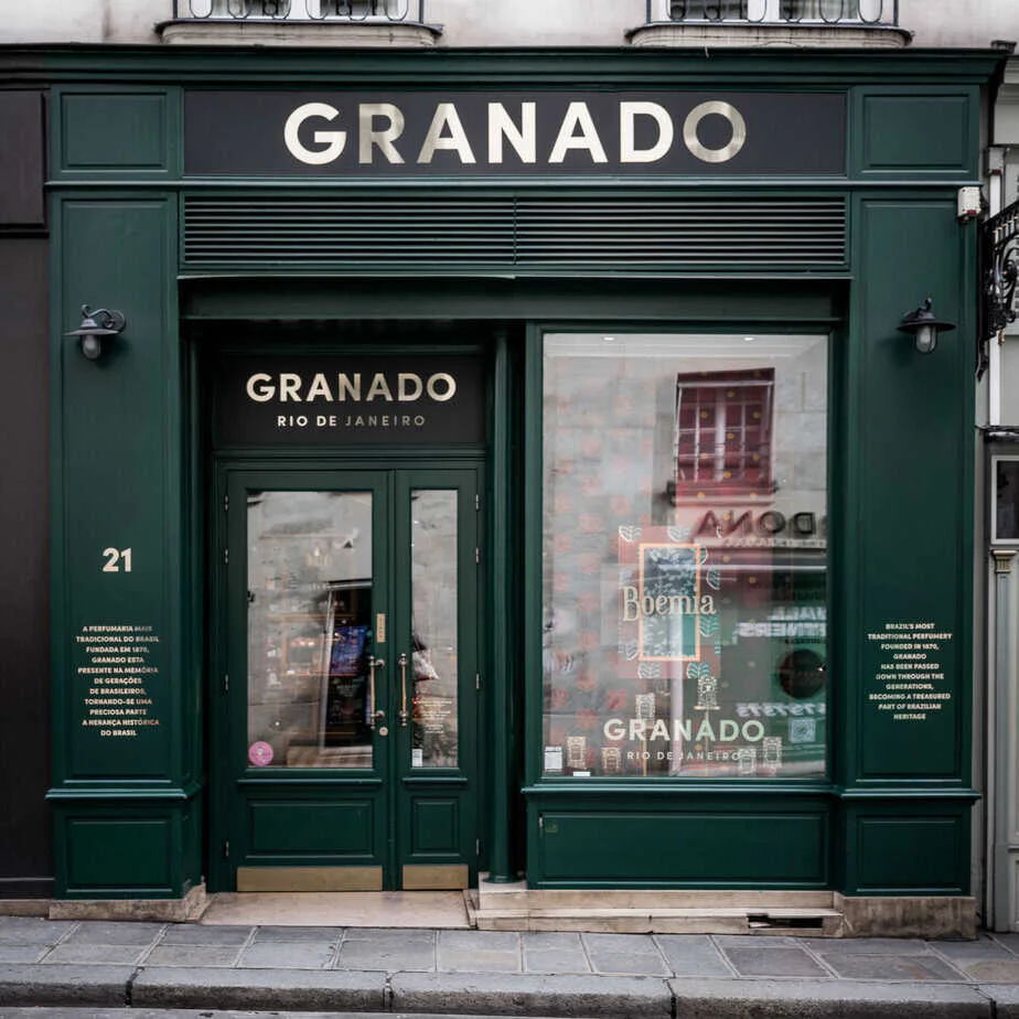 Grüne Ladenfassade in Paris