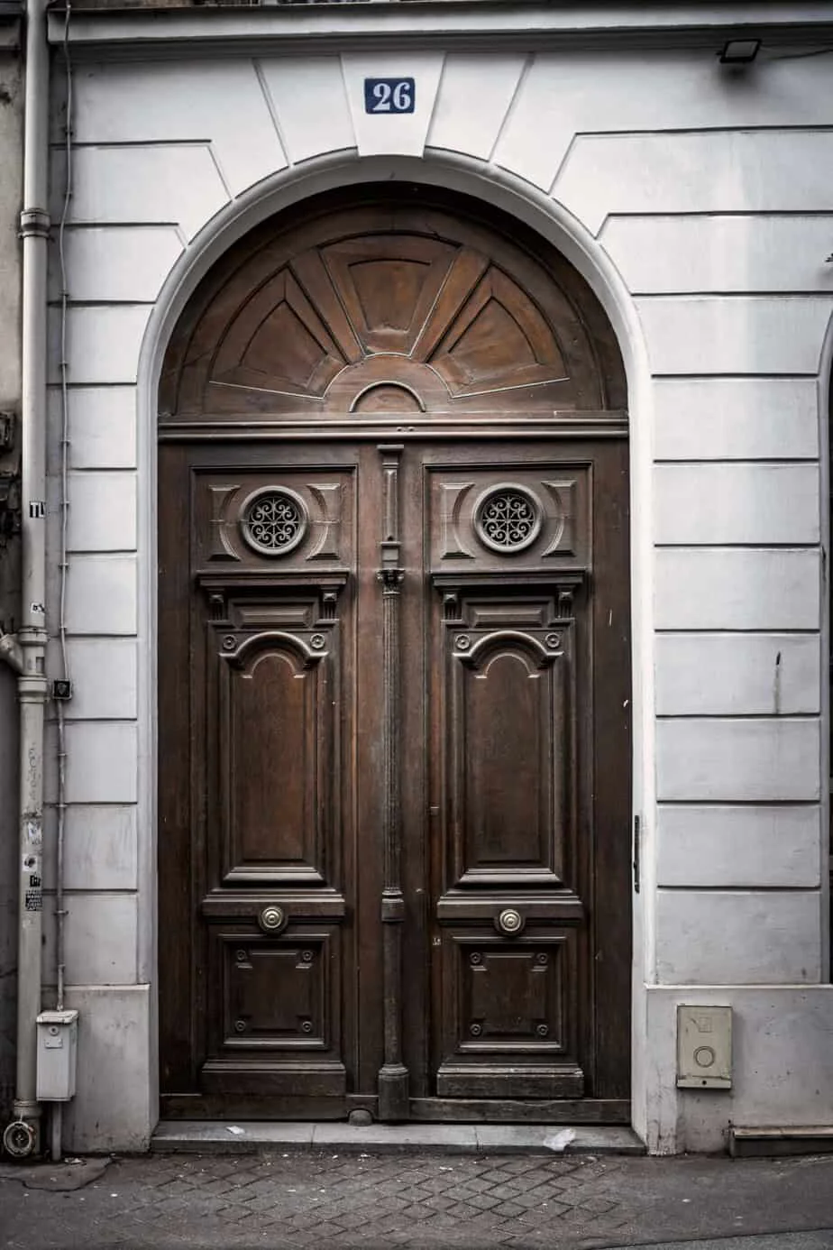 Braune Holztür mit Rundbogen in Paris