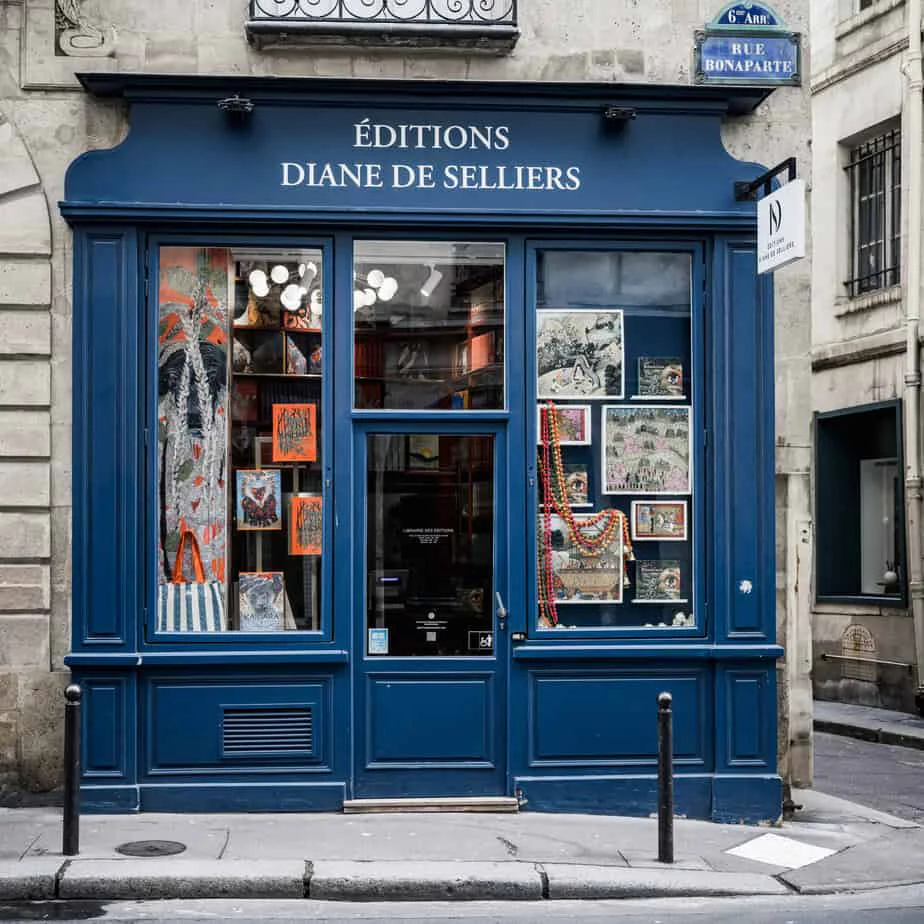 Blaue Buchhandlung in einer Pariser Seitenstraße