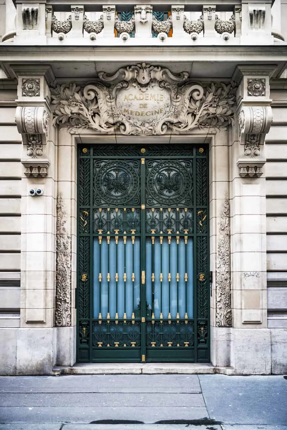 Verzierte türkisblaue Eingangstür in Paris