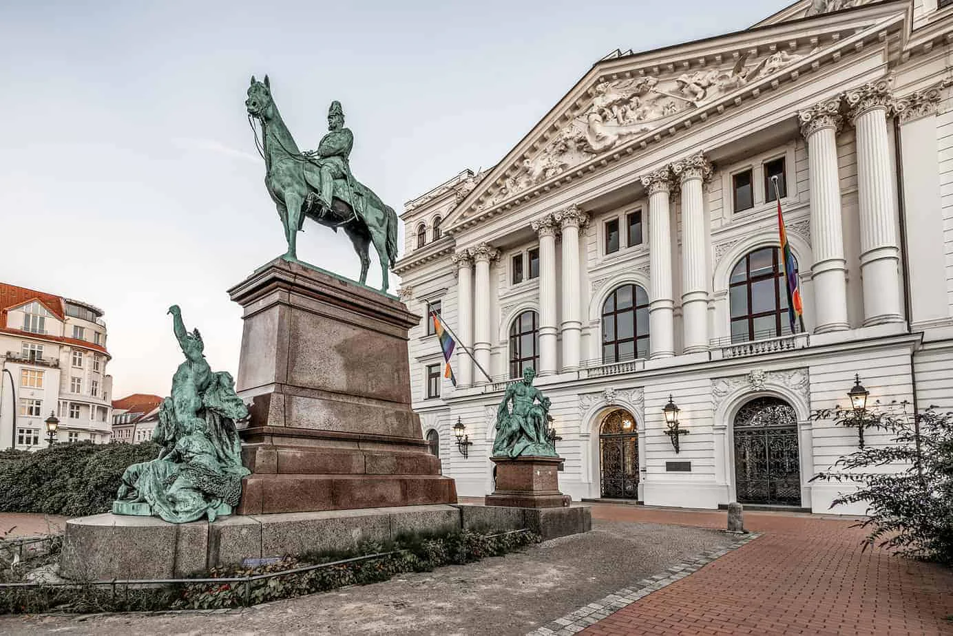 Rathaus Altona mit dem Kaiser-Wilhelm-Denkmal