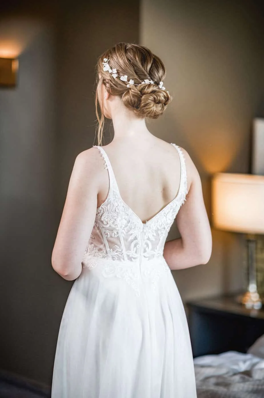 Rückansicht eines Brautkleids mit Spitzendetails