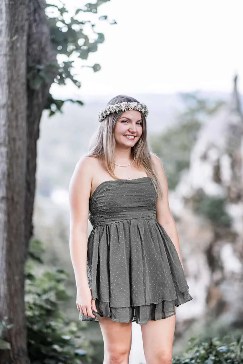 Junge Frau im grünen Kleid vor der Landschaft bei Schloss Lichtenstein