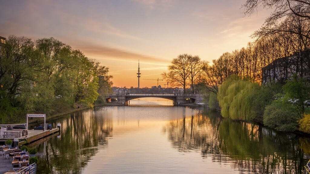 Blick auf die Schwanenwikbrücke in in Hamburg im Sonnenuntergang