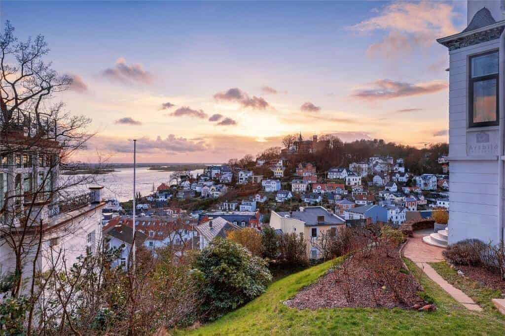 Blick über den Süllberg im Treppenviertel in Blankenese