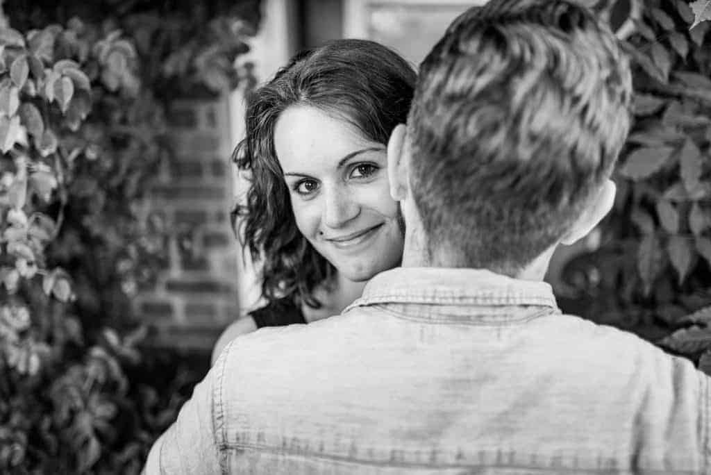 Pärchen beim Paarshooting zur baldigen Hochzeit, mit dem Hochzeitsfotografen in Hamburg