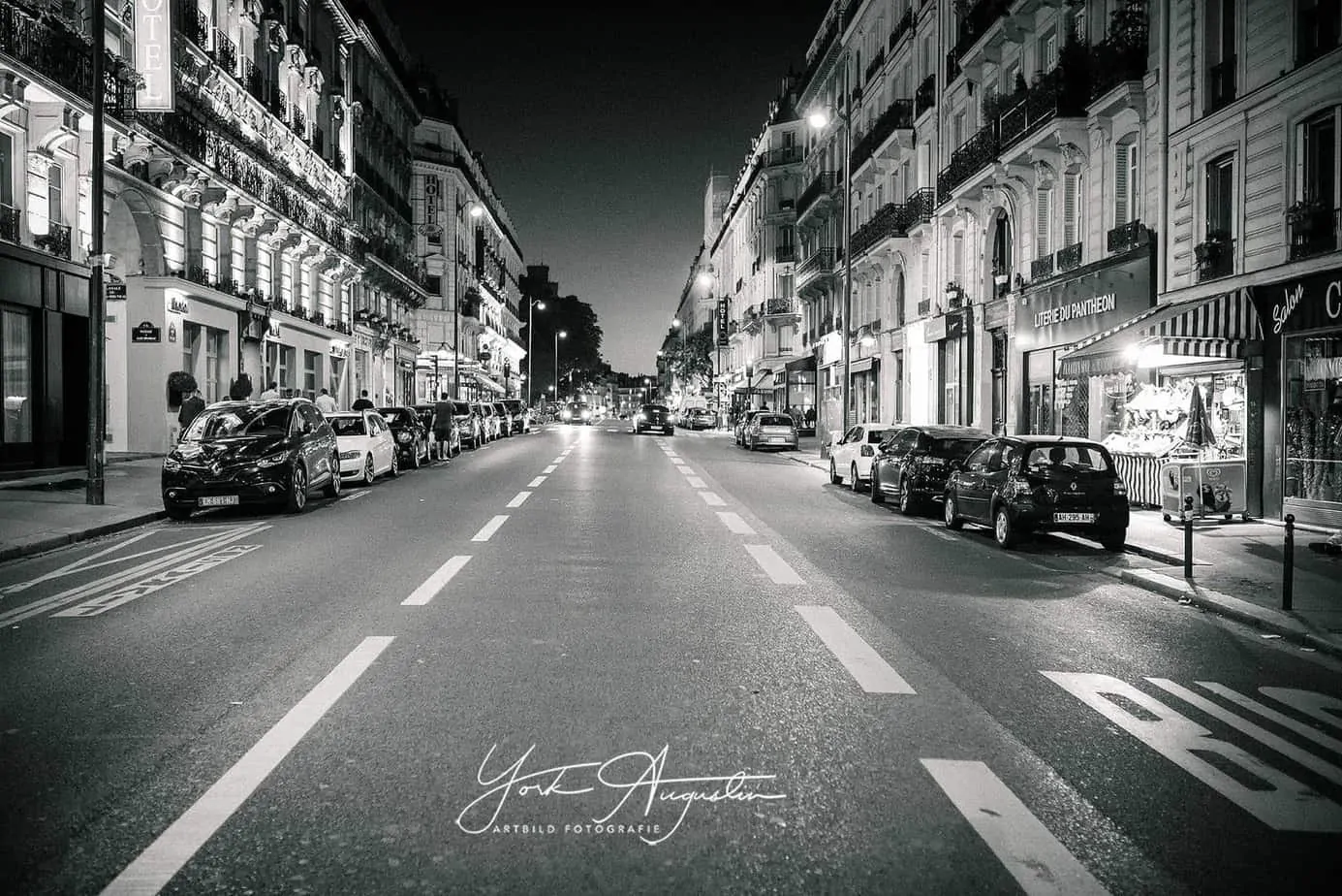 Straße in Paris, bei Nacht