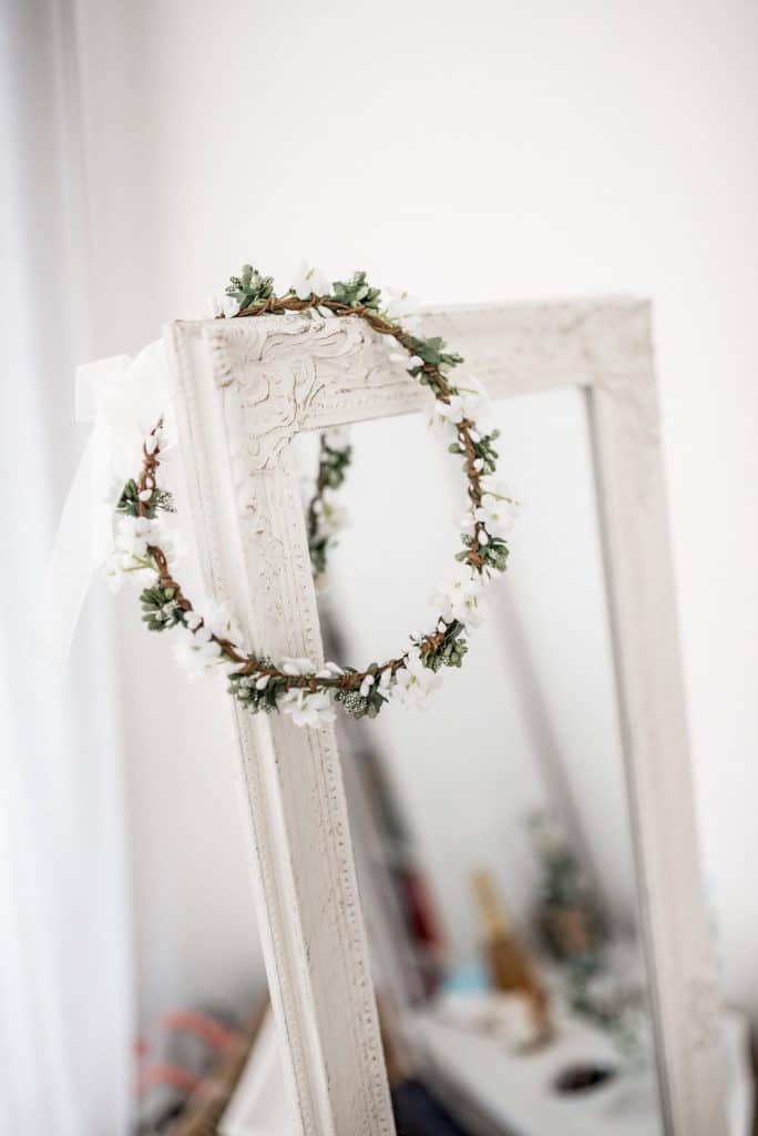 Brautkranz hängt über dem Spiegel