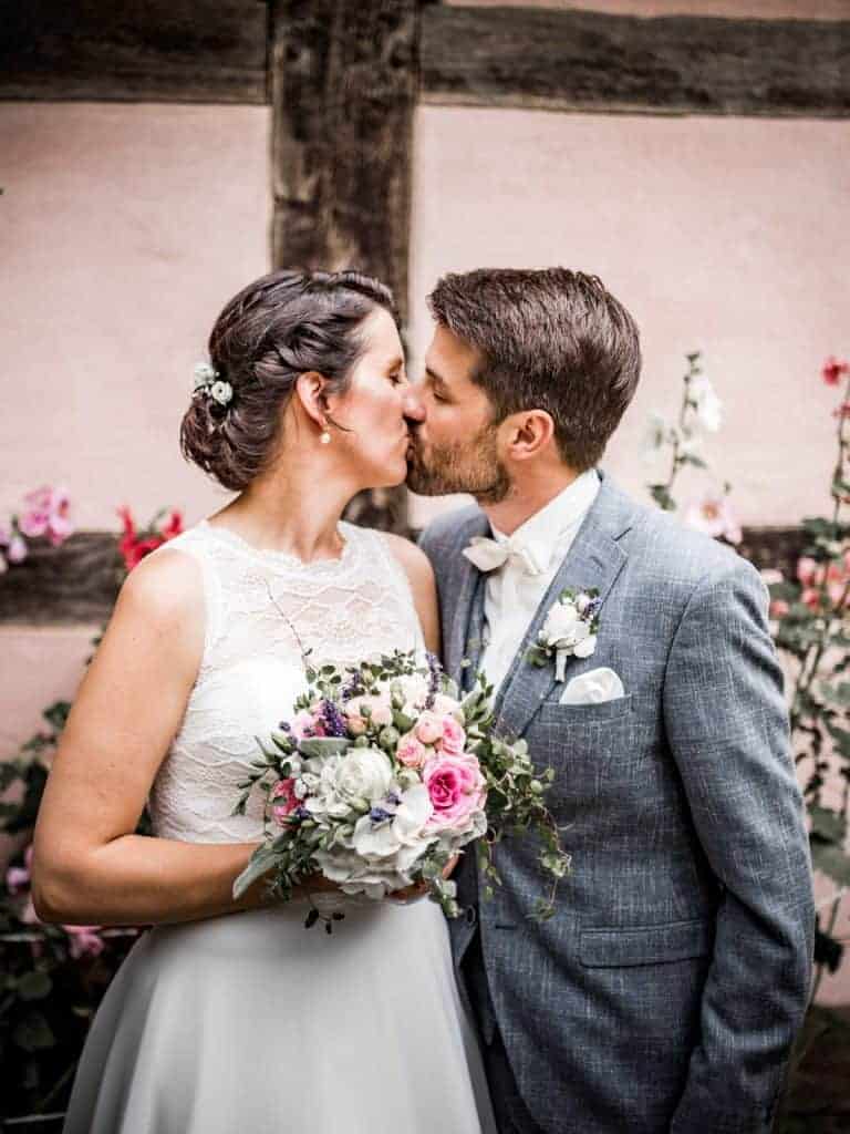 küssendes Brautpaar