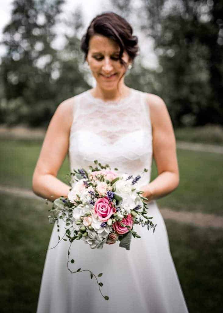 Brautstrauß von der Braut gehalten