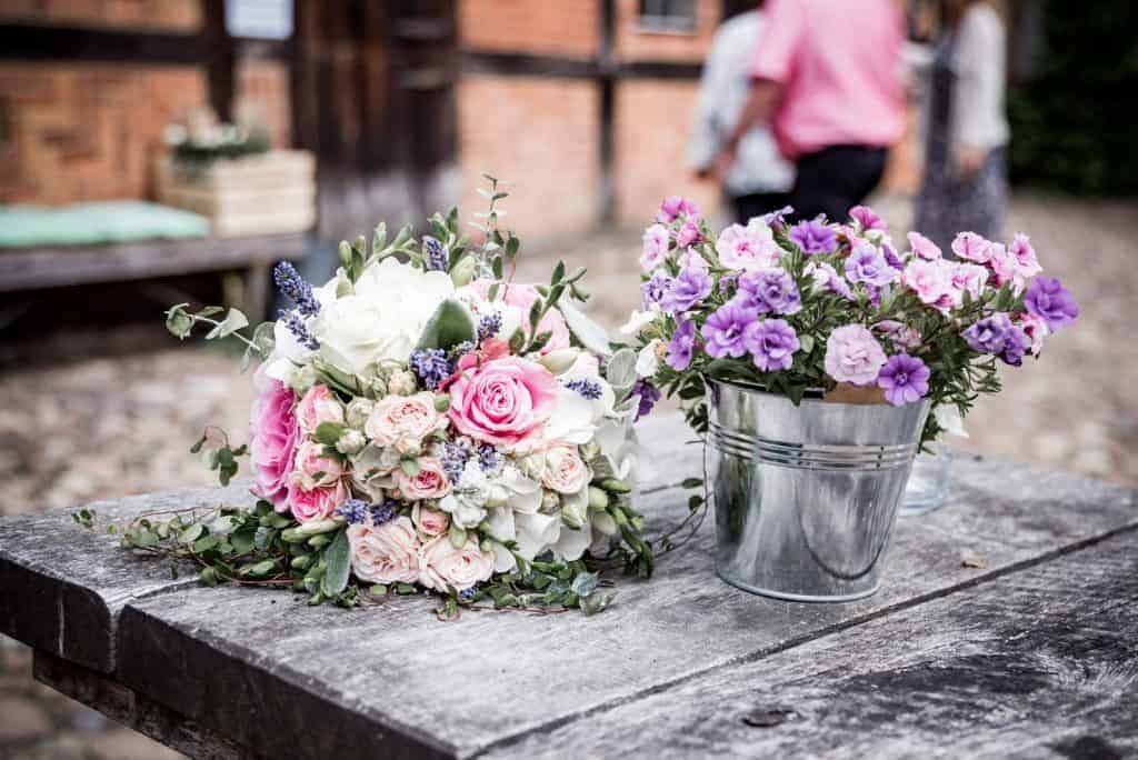 Brautstrauß und Blumen auf der Hochzeitsfeier