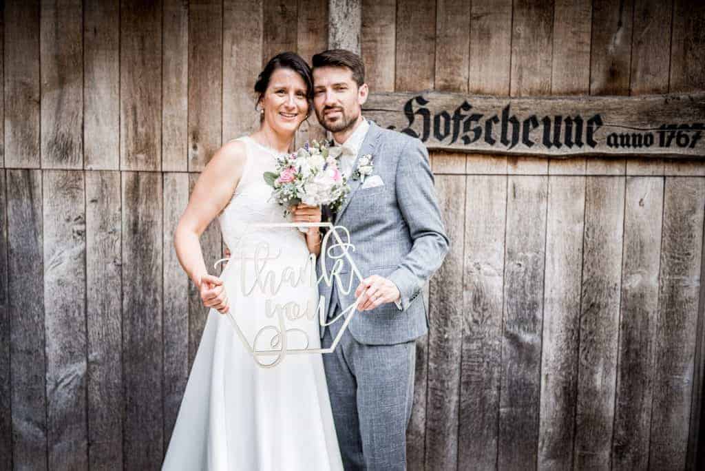 Brautpaar vor der Hofscheune