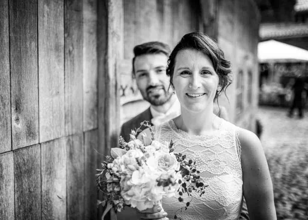 Brautpaar steht vor dem Bräutigam