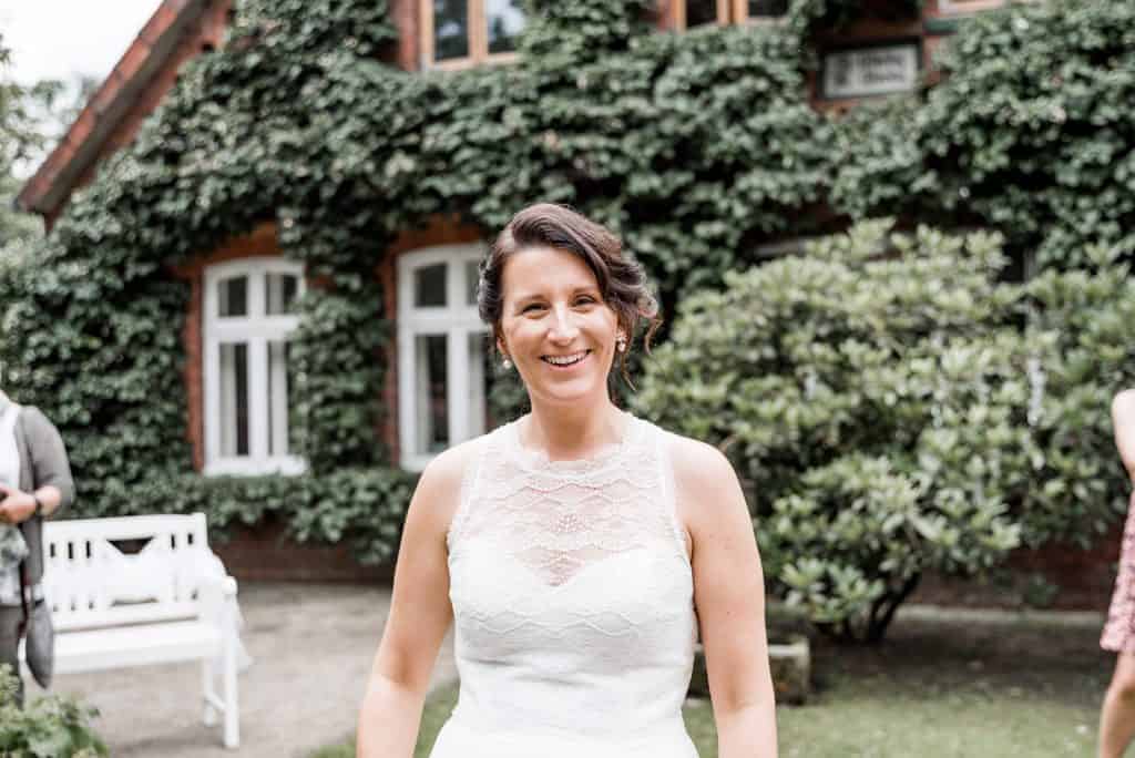 lachende Braut nach dem Sägen