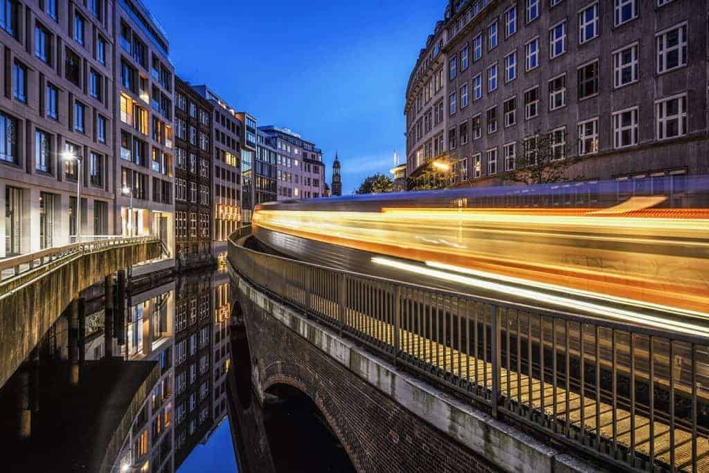 Fahrende U3 der Hamburger Hochbahn Richtung Rathaus