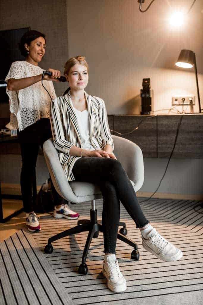 Visagistin styled Brautfrisur beim Getting Ready