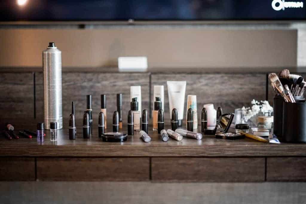 Schminke der Visagistin beim Getting Ready