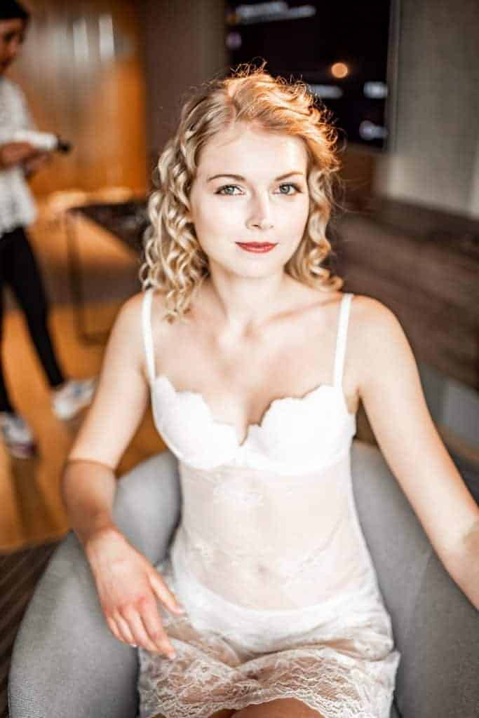 Braut in Unterwäsche