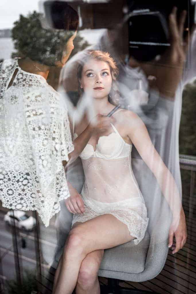 Braut wird geschminkt