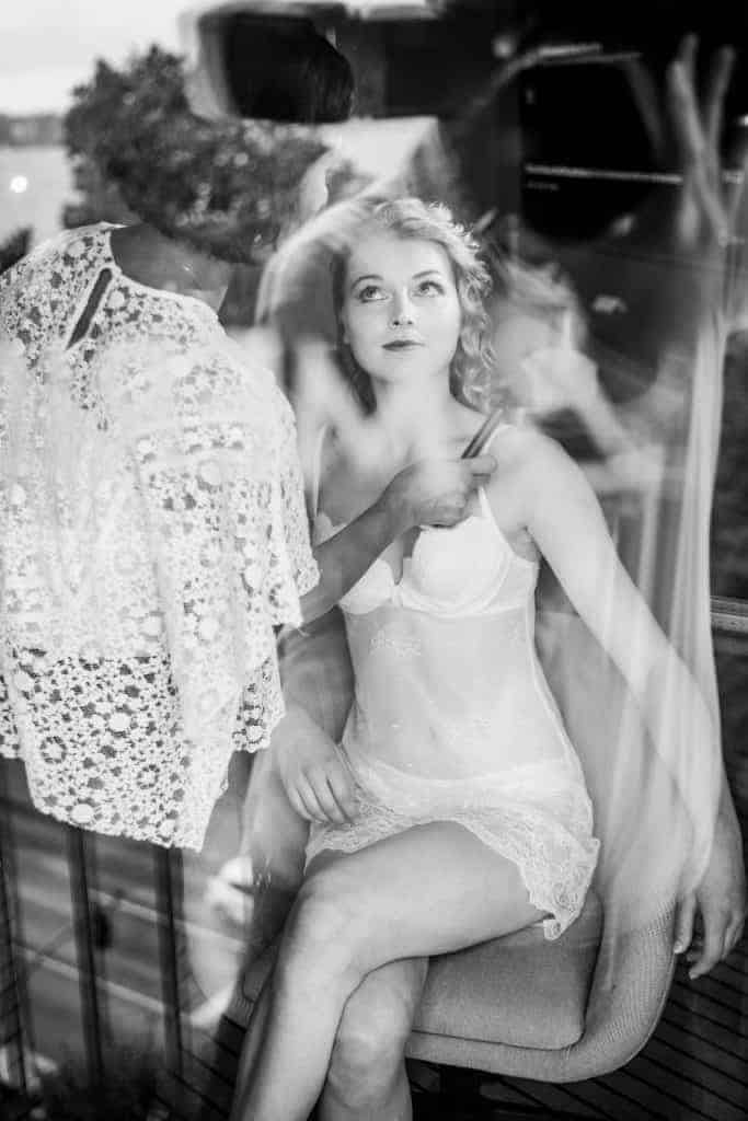 Braut wird geschminkt beim Getting Ready