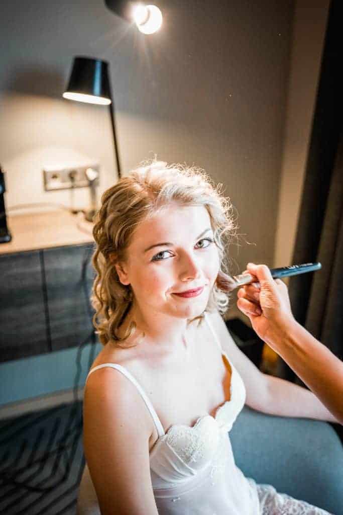 Braut vor der Hochzeit geschminkt