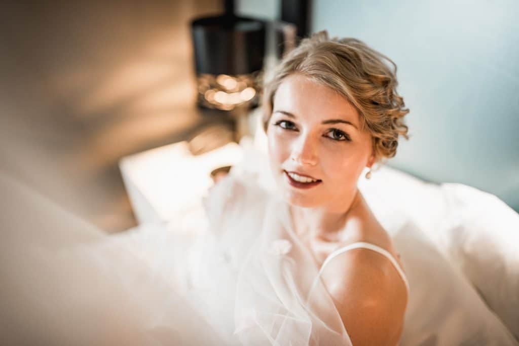 Braut am Hochzeitsmorgen im Bett