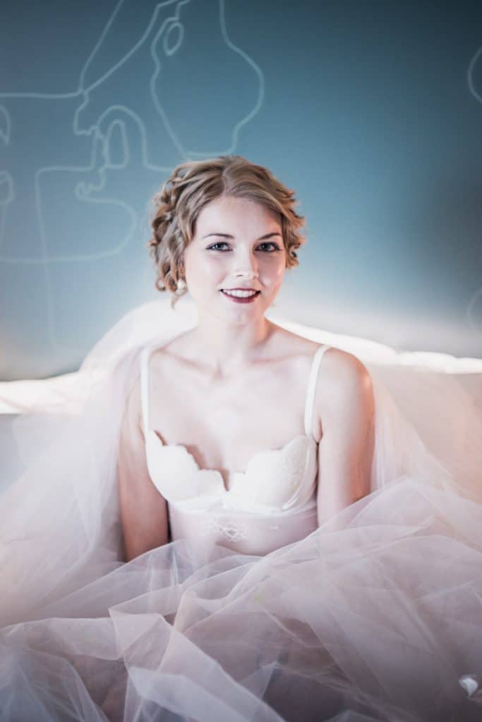 Braut am Hochzeitsmorgen im Bett