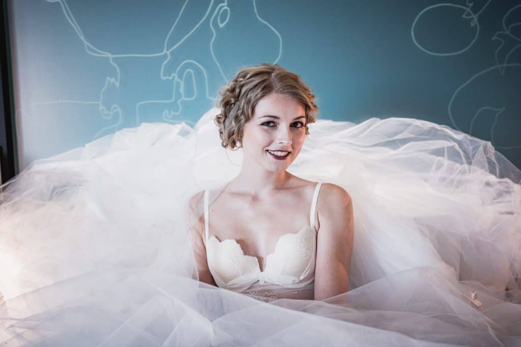 Braut am Hochzeitsmorgen im Bett