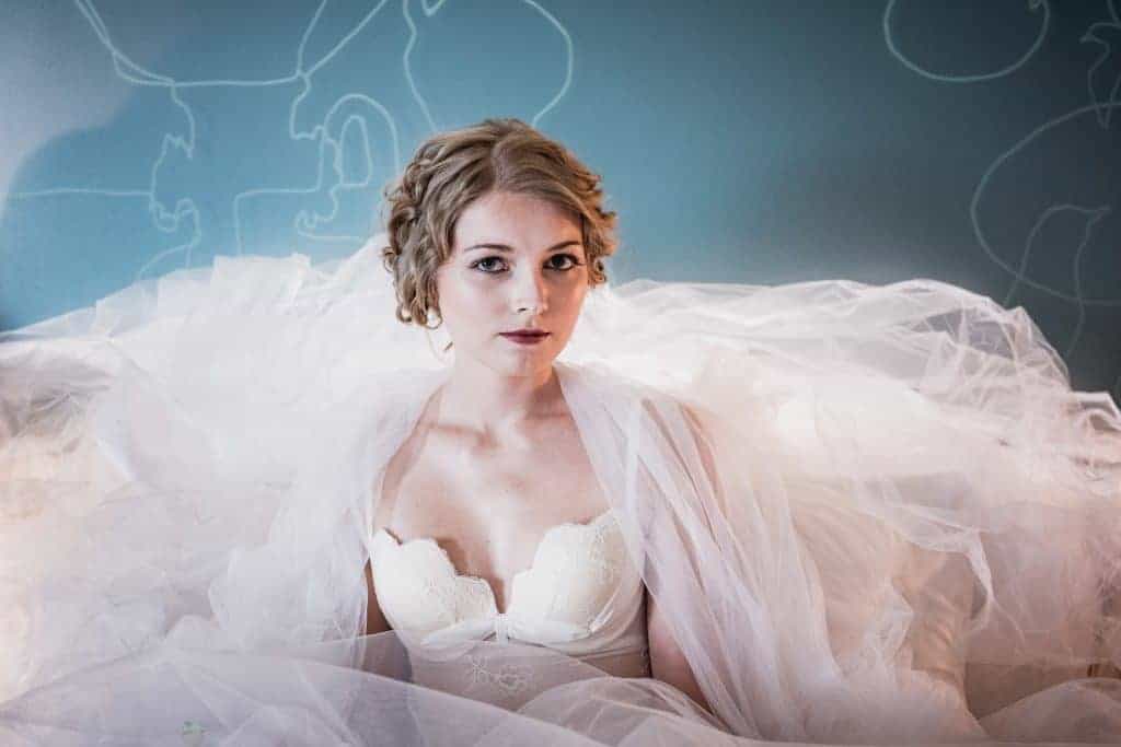 Braut am Hochzeitsmorgen im Bett