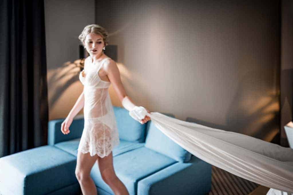 Braut nimmt die Bettdecke auf dem Weg zur Couch