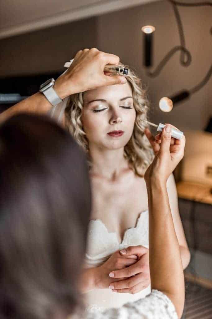 Braut beim Schminken, während des Getting Ready