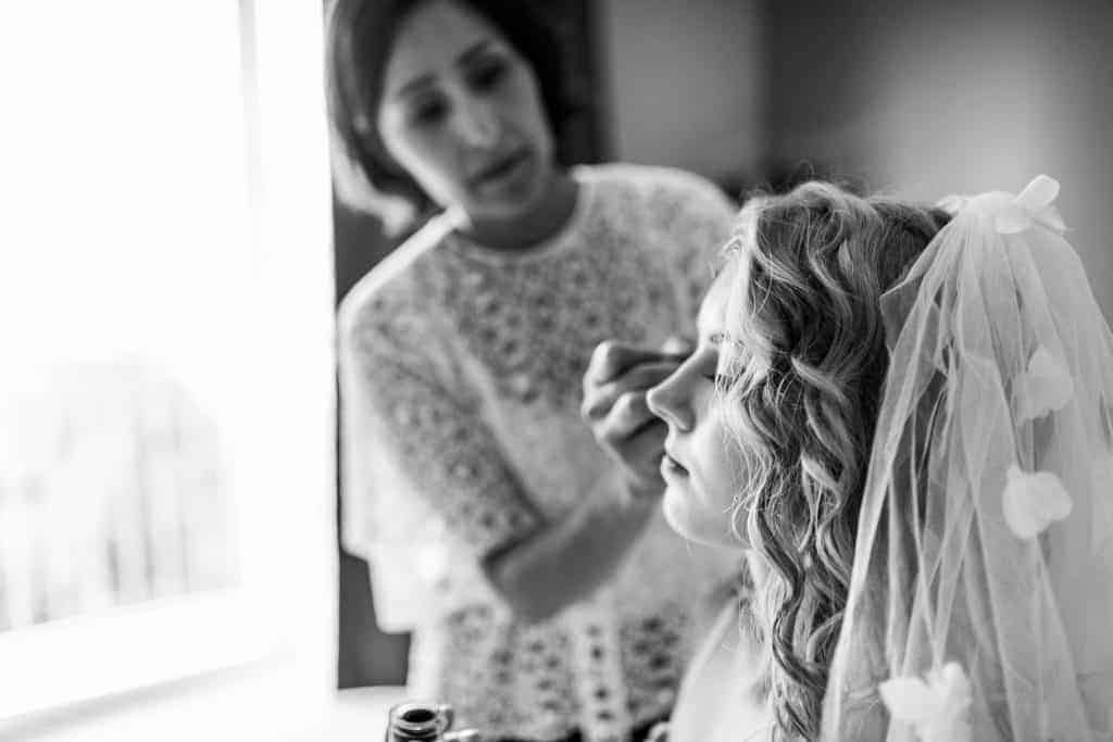 Visagistin Manija Biewbow schminkt eine Braut beim Getting Ready in Hamburg für ihre Hochzeit