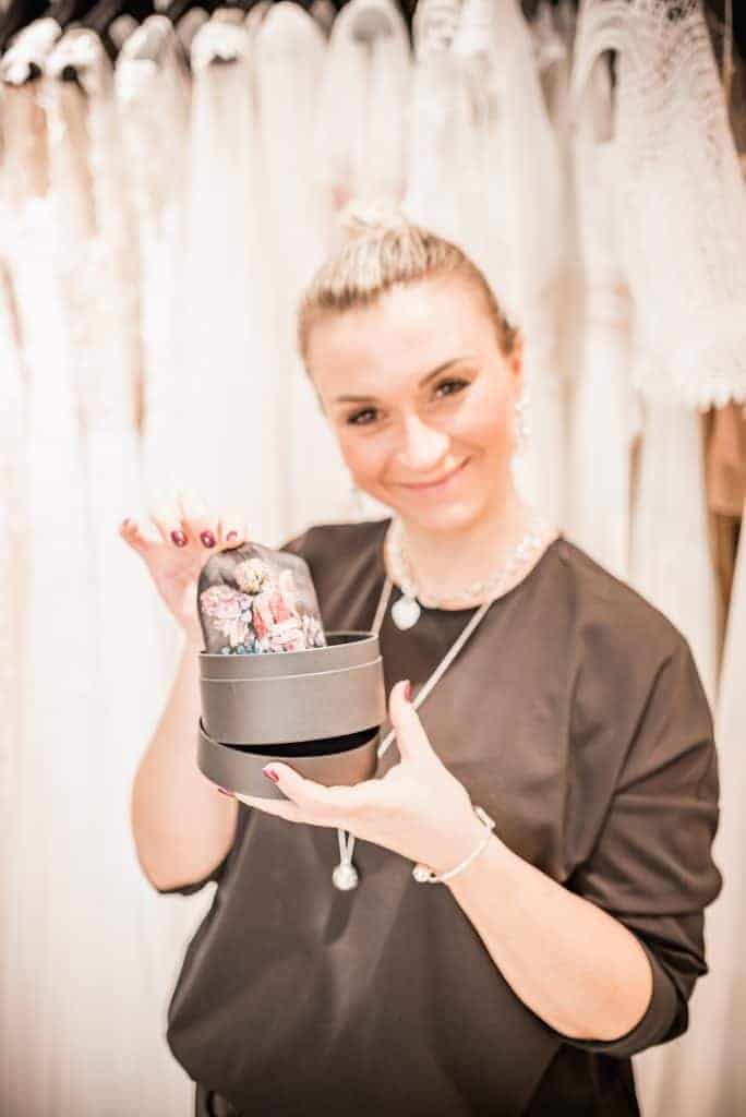 Ella Deck zeigt einen Mund-Nasen-Schutz