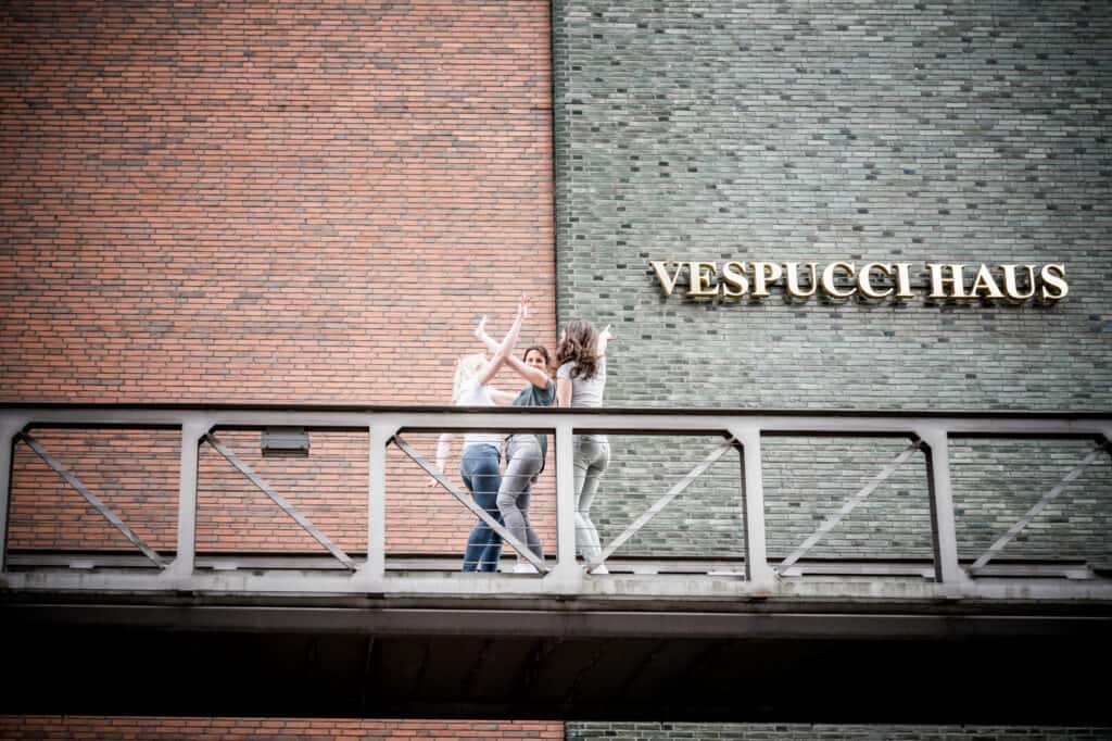 3 Frauen Tanzen vor dem Vespucci Haus