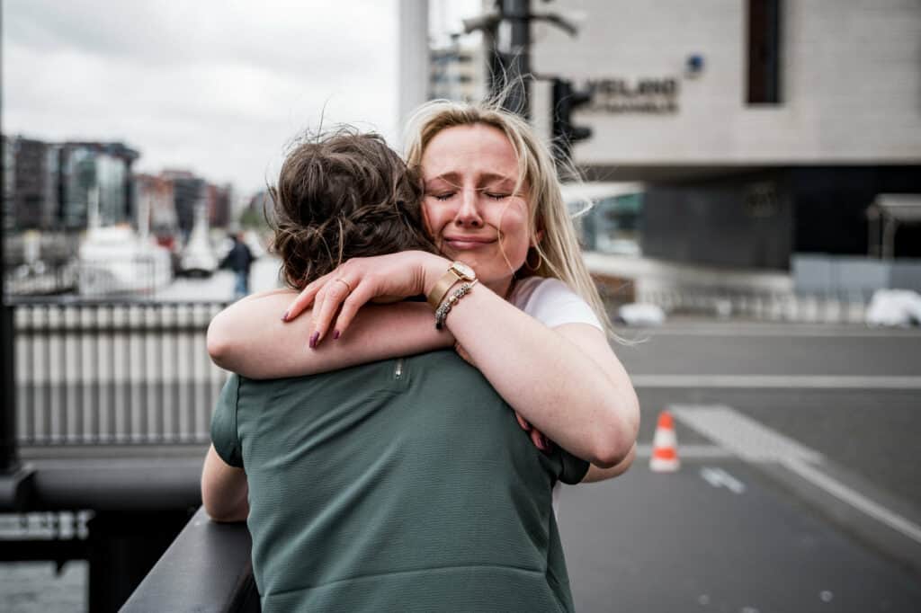 zwei Frauen umarmen sich