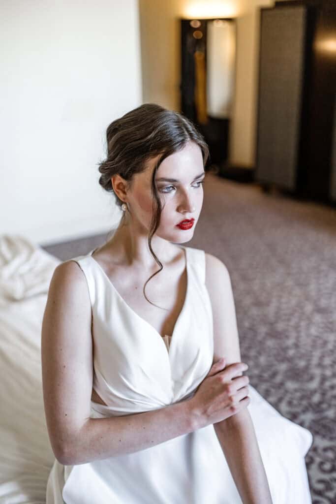 Luftige Brautfrisur und elegantes Hochzeitskleid, stilvolle Hochzeitsfotografie, romantisches Brautporträt, professionelle Hochzeitsfotografien, Hochzeitsfotografie in hochwertiger Qualität.