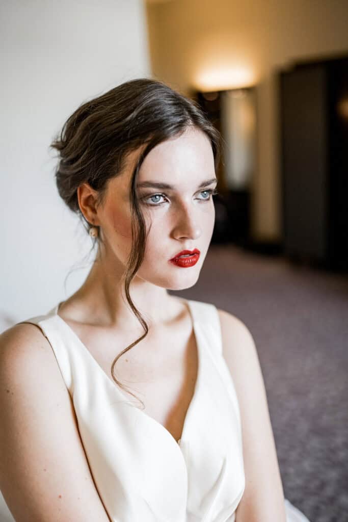 Elegante Frauenporträt mit natürlichem Make-up und rotem Lippenstift, professionell fotografiert bei Artbild-Fotografie.