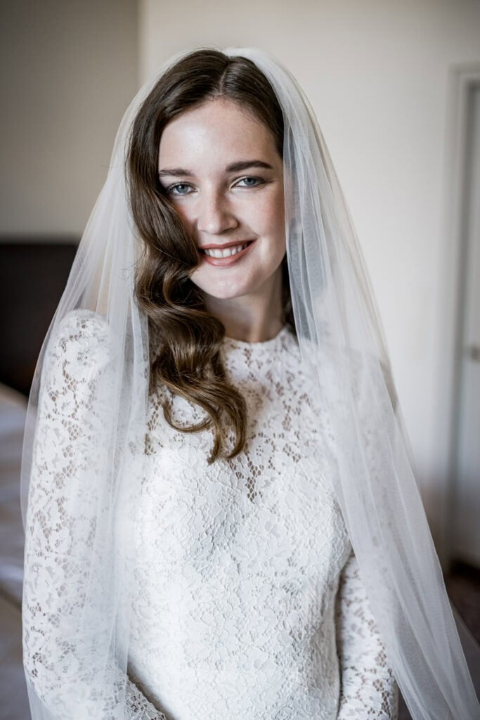 Hochzeitsfotografie einer strahlenden Braut mit eleganter Brautkleid und Schleier, kreative Hochzeitsbildgestaltung, professionelle Familienfotografien, emotionale Hochzeitsreportage, vielfältiger Hochzeitsfotostil.