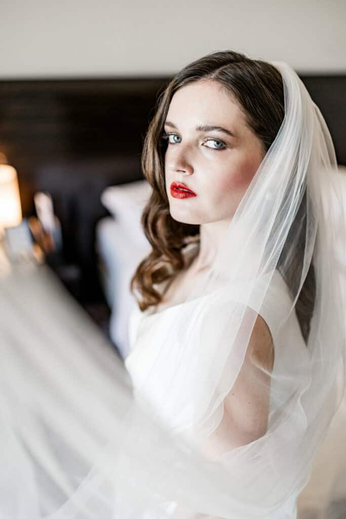 Elegante Braut mit weißem Brautkleid und Tüllschleier, Nahaufnahme, stilvolle Hochzeitsfotografie, makellose Make-up, natürliche Beleuchtung, moderne Hochzeitsporträts, Professionelle Hochzeitsfotografie von Artbild-Fotografie.