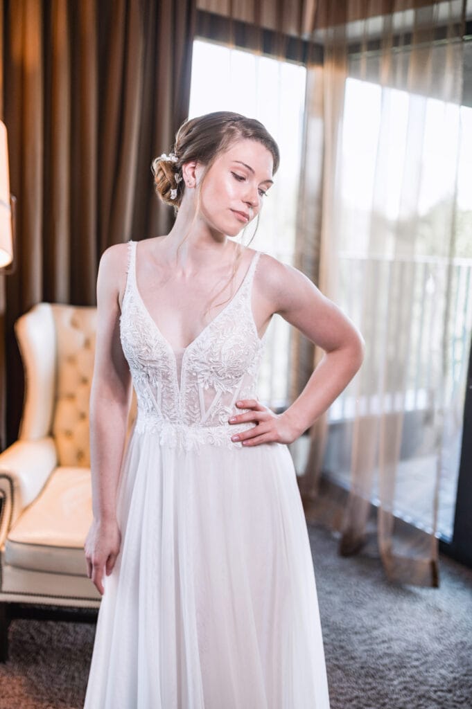 Braut posiert im Brautkleid im Luxushotel